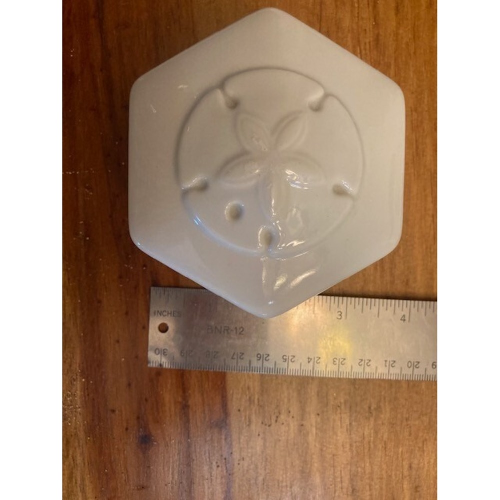 Vtg Sand Dollar White Porcelain 3.5 inch Trinket Box Jewelry Box Hinge Gold Trim - Picture 4 of 9